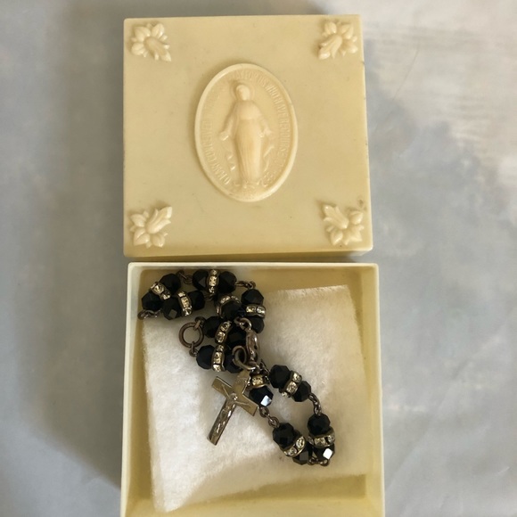 Crucifix rosary beads bracelet of sterling silver & rhinestones Bakelite case - Picture 6 of 10